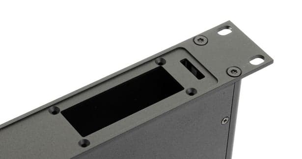Nahaufnahme eines CNC-bearbeiteten schwarzen Aluminium-Rackgehäuses mit Display-Ausschnitt